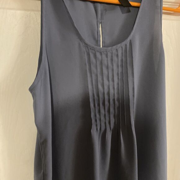 BKE Red Blouse Women’s Small Sleeveless Scoop Neck Blue Slit Back - Picture 4 of 12